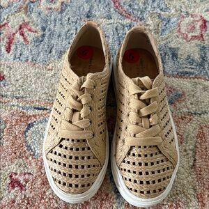 Charles David sz 6 woven sneakers